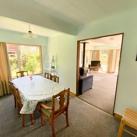 Villa Coastal Charm In Patons Rock à Rangihaeata Extérieur photo