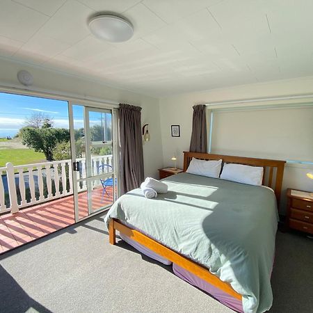Villa Coastal Charm In Patons Rock à Rangihaeata Extérieur photo