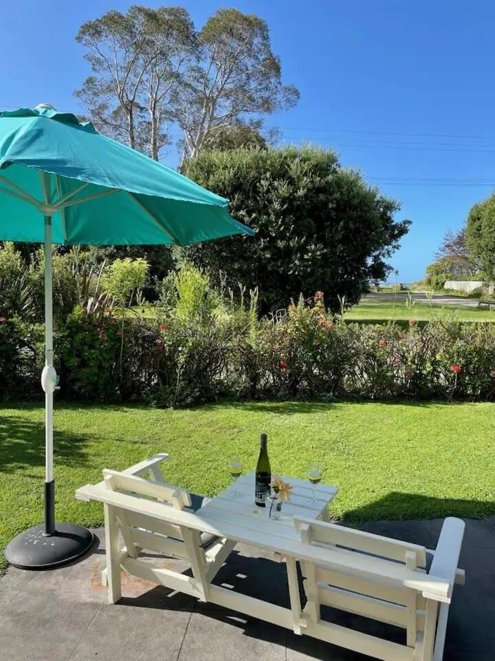 Villa Coastal Charm In Patons Rock à Rangihaeata Extérieur photo