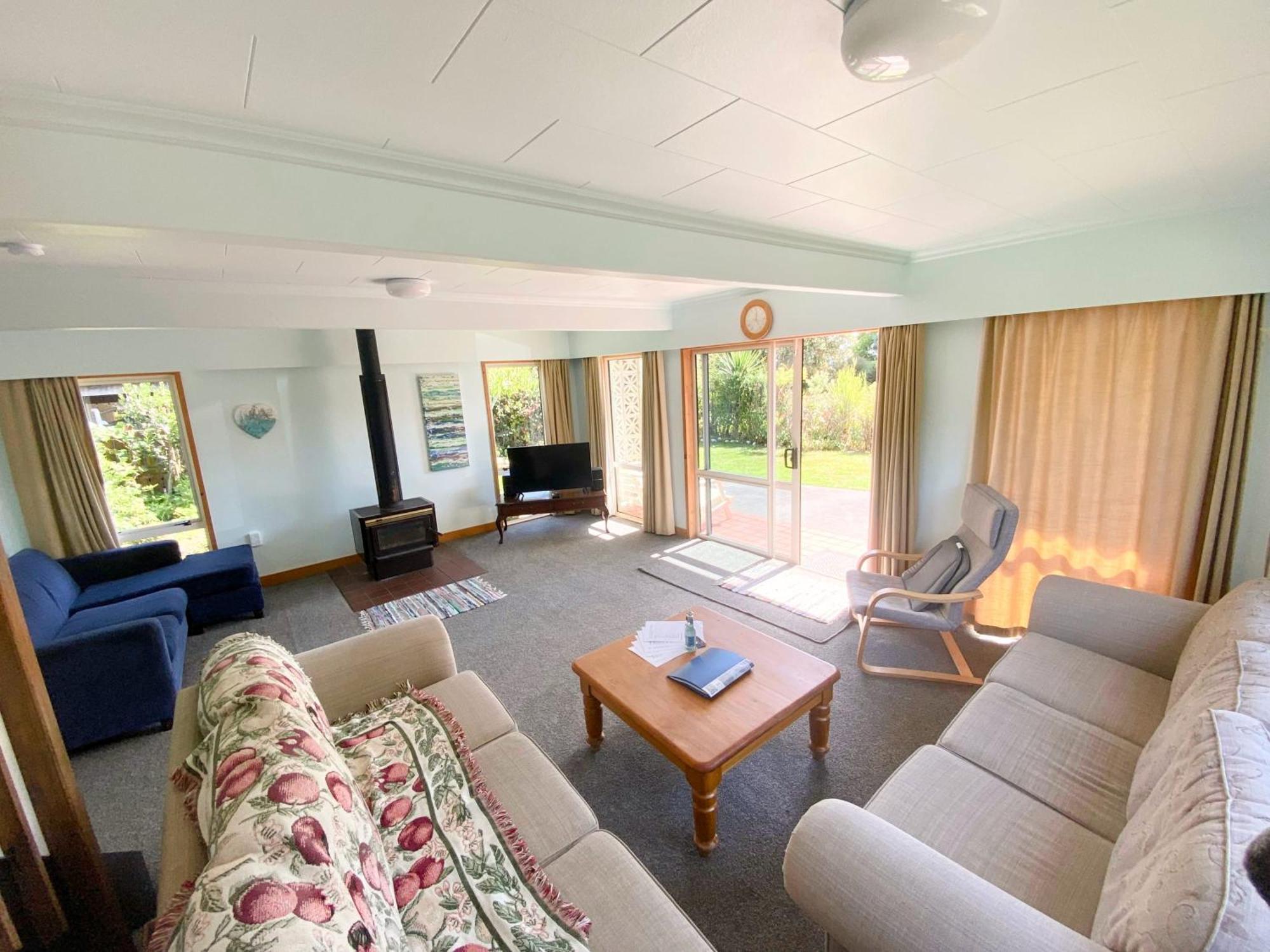 Villa Coastal Charm In Patons Rock à Rangihaeata Extérieur photo