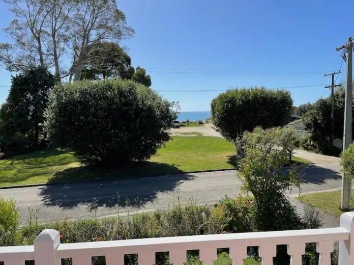 Villa Coastal Charm In Patons Rock à Rangihaeata Extérieur photo