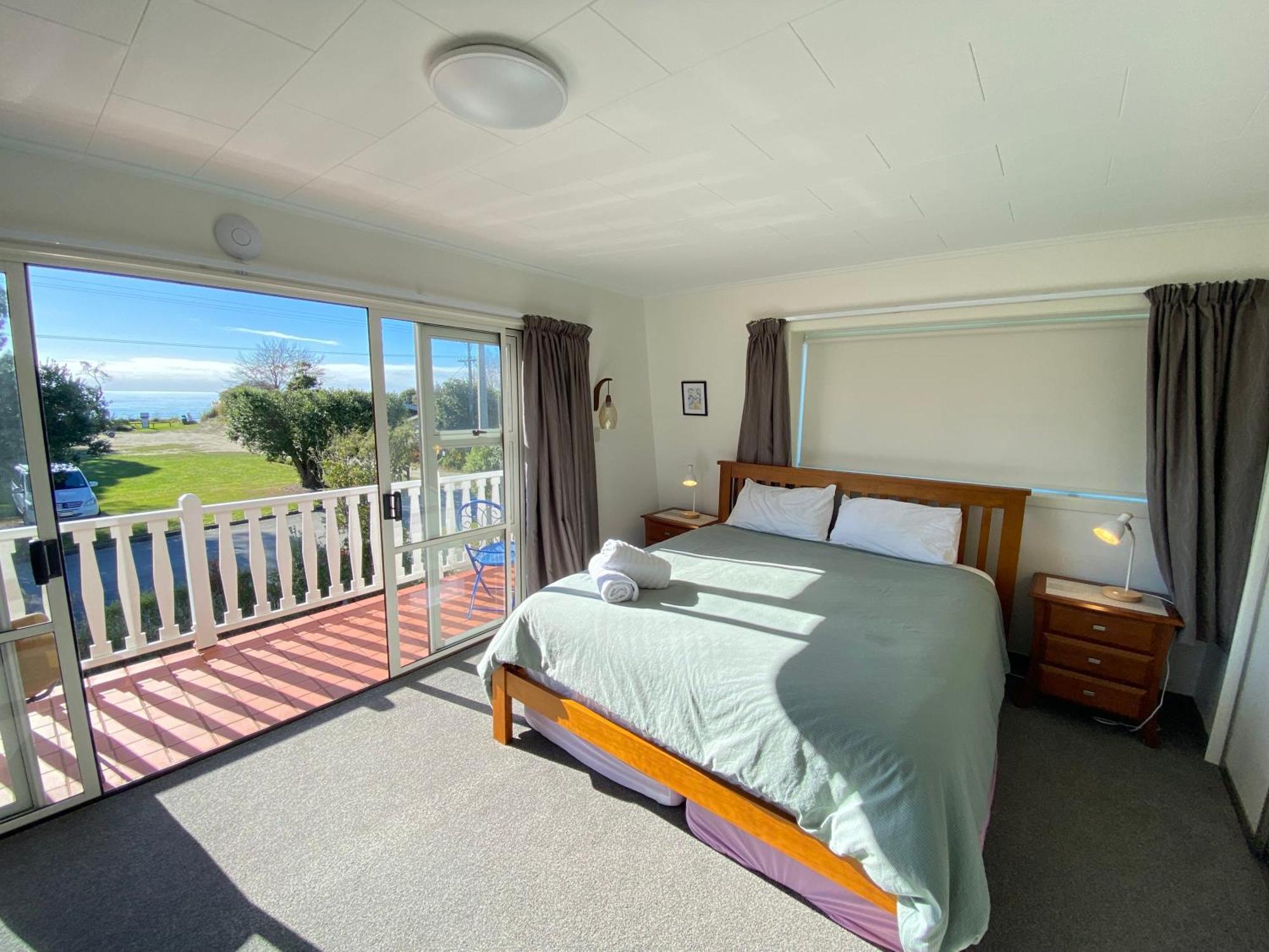 Villa Coastal Charm In Patons Rock à Rangihaeata Extérieur photo